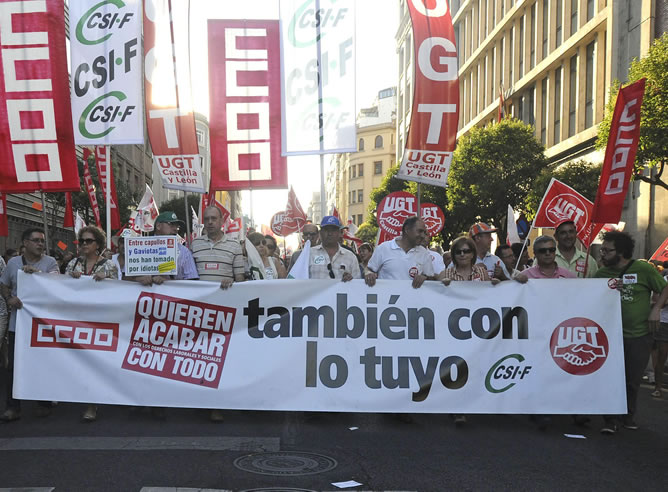 Cabeza de manifestación convocada por los sindicatos CCOO, UGT en León, bajo el lema "Quieren acabar con todo, también con lo tuyo"