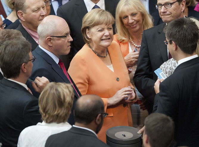 La canciller alemana, Angela Merkel se dispone a depositar su voto en la sesión extraordinaria del Bundestag en Berlín