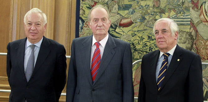 El rey Juan Carlos posa junto al alto comisionado del Gobierno para la Marca España, Carlos Espinosa de los Monteros