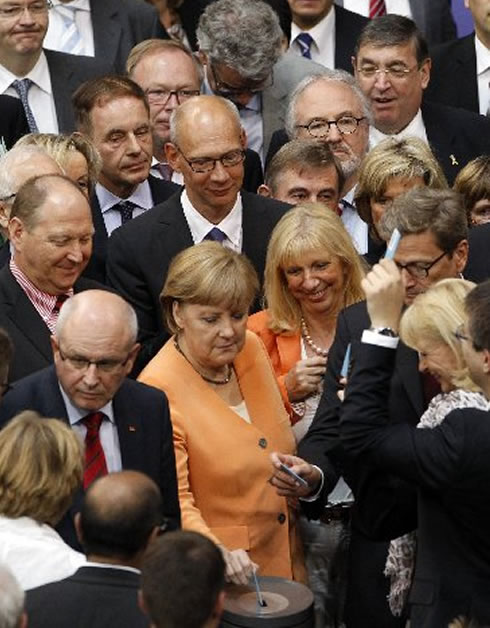 Angela Merkel depositando su papeleta en la votación sobre el rescate a España