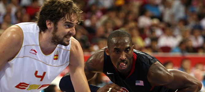 Pau y Kobe pugnan durante un duelo entre España y Estados Unidos