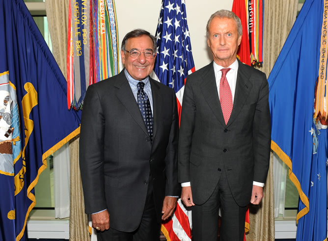 El ministro español de Defensa, Pedro Morenés y su par estadounidense, Leon Panetta, posan en el Pentágono en Washington
