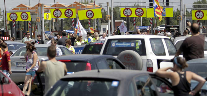 Numerosas personas, concentradas en el peaje de Mollet para protestar contra el incremento del precio de los peajes en las autopistas.