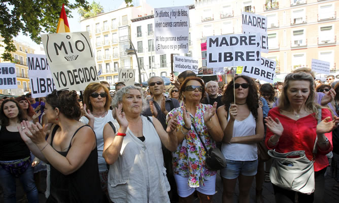 Concentración convocada para rechazar la reforma que prepara el Gobierno sobre el aborto, este domingo en la plaza Tirso de Molina de Madrid