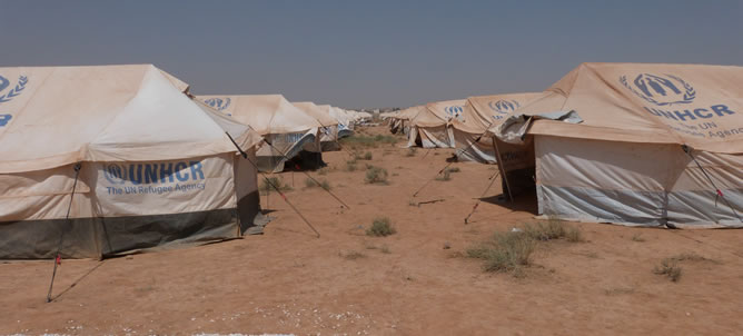 Lonas blancas de ACNUR para acoger, en medio del desierto, a los que huyen de la guerra de Siria por el sur del país