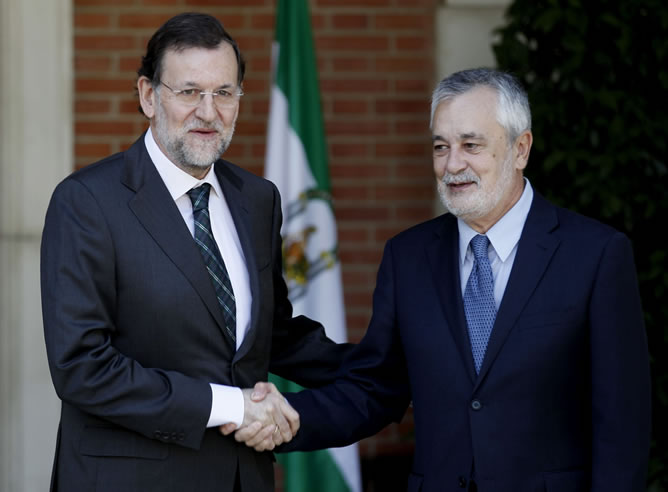El jefe del Ejecutivo, Mariano Rajoy, recibe al presidente andaluz, José Antonio Griñán, en el Palacio de la Moncloa donde ambos se han reunido