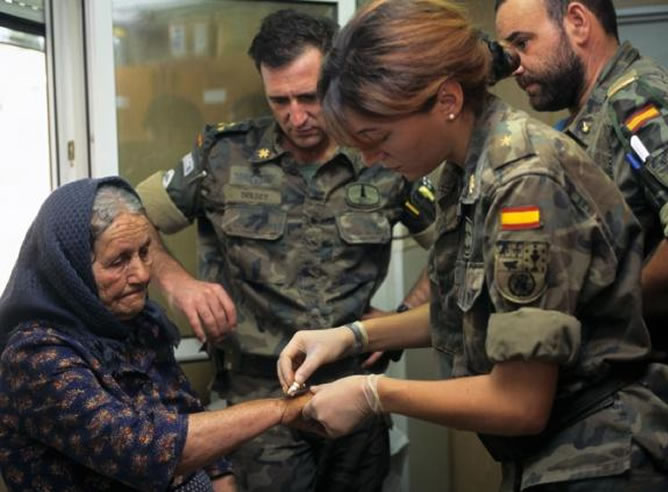 Un grupo de militares llevando a cabo trabajos de medicina
