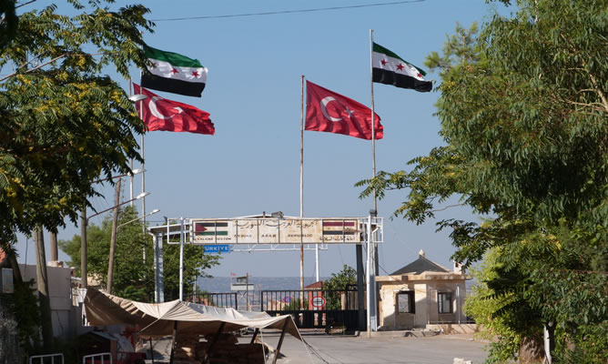 Frontera entre Siria y Turquía. Bab Salam. Las banderas turca y la nueva bandera siria (decidida por el ELS)