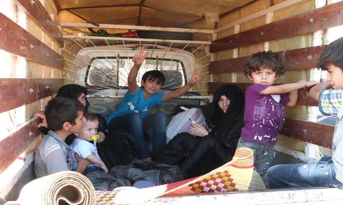 Desplazados internos huyendo de los bombardeos de Tell RAfaat