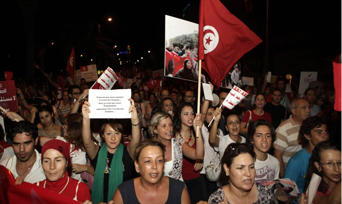 Protestantes en contra del artículo de la nueva Constitución de Túnez que degrada el estatus de la mujer