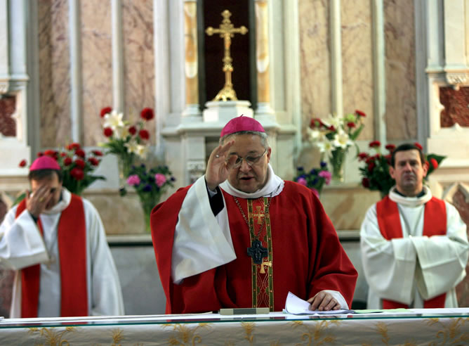 El cardenal Andre Vingt-Trois oficiando una Eucaristía