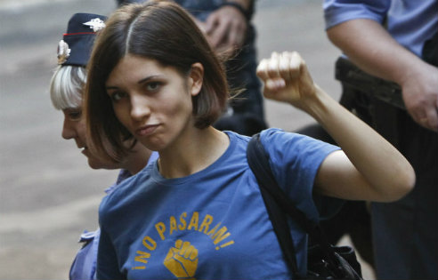 Tolokonnikova, una de las componentes de la banda Pussy Riot, escoltada por la policía antes de la audiencia ante el Tribunal de Moscú