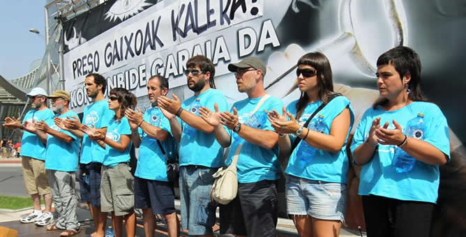 Miembros de la plataforma Herrira, durante la concentración convocada este sábado por los colectivos y partidos firmantes del Acuerdo de Gernika en la plaza Euskadi de Bilbao