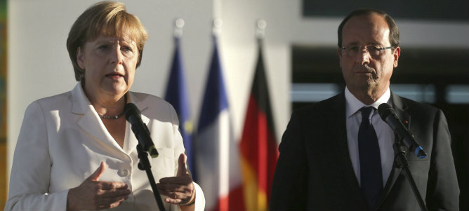 El presidente francés Francois Hollande y la canciller alemana Angela Merkel atienden a los medios tras un encuentro en Berlín