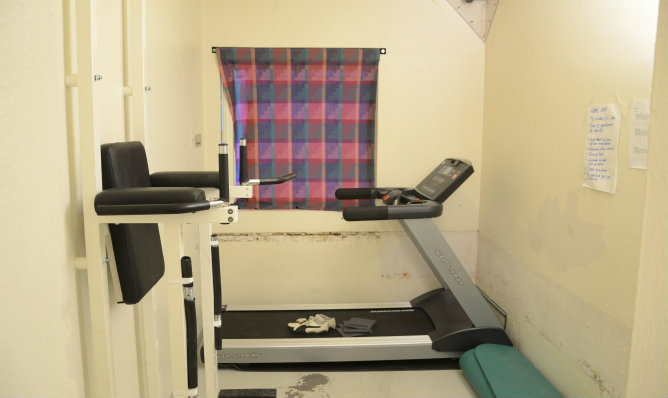 Anders Behring Breivik puede hacer ejercicio en esta habitación equipada con máquinas para hacer deporte