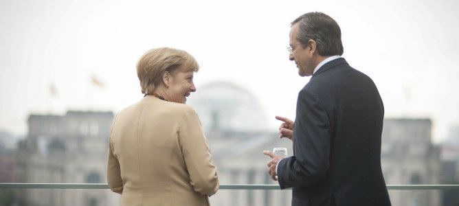La canciller alemana, Angela Merkel, conversa con el primer ministro griego, Andonis Samaras, en la terraza de la Cancillería Federal durante una reunión en Berlín.