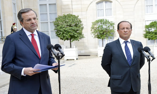 El presidente francés, François Hollande y el primer ministro griego, Andonis Samarás, ofrecen una rueda de prensa conjunta en el Palacio del Elíseo de París