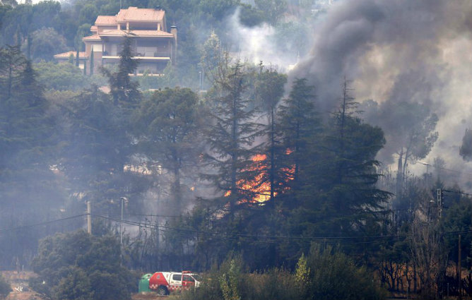 El incendio forestal que se ha declarado en Robledo de Chavela y Valdemaqueda ha obligado a desalojar urbanizaciones y residencias de ancianos