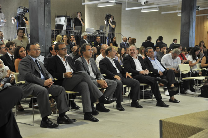 De izquierda a derecha: Andrés Cardó (director General de Operaciones de PRISA), Josep María Girona (director Corporativo de Comunicación de PRISA Radio), Pedro Antón Lázaro (director general de Finanzas y Recursos de PRISA Radio), Javier Cortezón (director general de PRISA Radio), Francisco Javier Pons (Consejero Delegado de PRISA Radio) y Augusto Delkader (presidente de PRISA Radio) De izquierda a derecha: Andrés Cardó (director General de Operaciones de PRISA), Josep María Girona (director Corporativo de Comunicación de PRISA Radio), Pedro Antón Lázaro (director general de Finanzas y Recursos de PRISA Radio), Javier Cortezón (director general de PRISA Radio), Francisco Javier Pons (Consejero Delegado de PRISA Radio) y Augusto Delkader (presidente de PRISA Radio)
