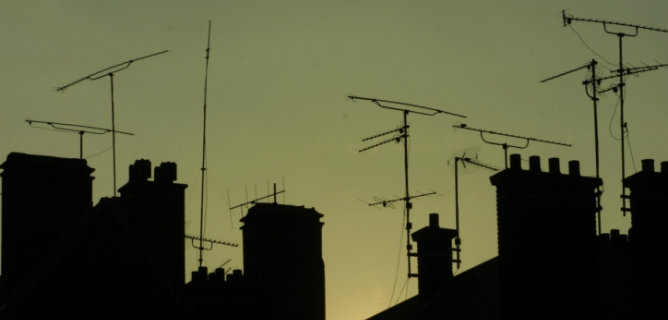 Antenas de televisión colocadas en tejados