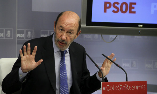 El secretario general del PSOE, Alfredo Pérez Rubalcaba, durante la rueda de prensa que ha ofrecido en la sede del partido en la que ha pedido al Gobierno que trabaje para evitar cualquier tipo de rescate a España.