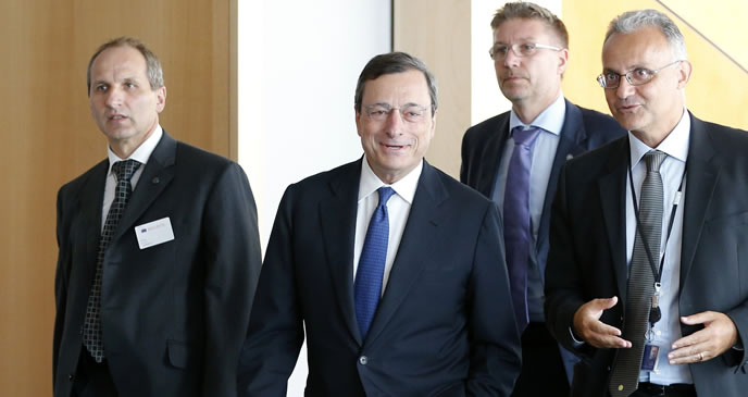 El presidente del BCE, Mario Draghi, a su llegada a la comisión de Asuntos Económicos de la Eurocámara