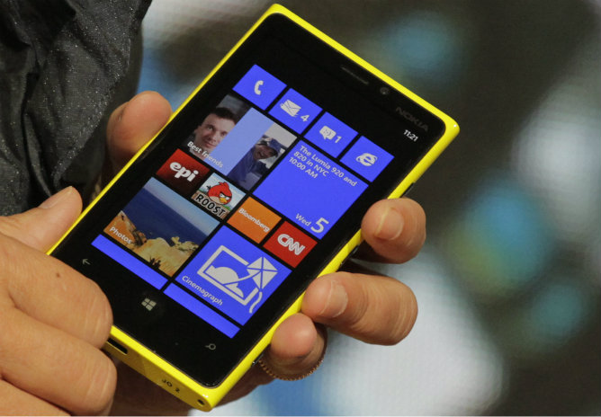 Un ejecutivo de Nokia enseña el nuevo Lumia 920 en la presentación de este miércoles en Nueva York
