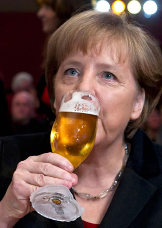 La canciller alemana, Angela Merkel, bebe cerveza en una fotografía de archivo