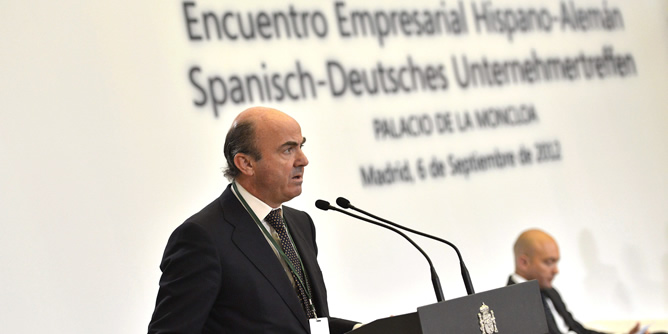 El ministro de Economía, Luis de Guindos, ha intervenido este jueves en la inauguración del encuentro hispano-alemán de empresarios celebrado en el Palacio de la Moncloa