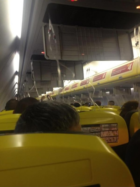 Los pasajeros del avión tuvieron que utilizar las mascarillas de oxígeno, como se puede ser en la imagen del interior de la aeronave