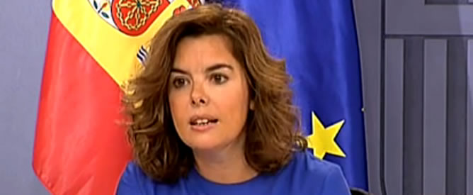 La vicepresidenta del Gobierno, Soraya Sáenz de Santamaría, comparece en la rueda de prensa posterior al Consejo de Ministros