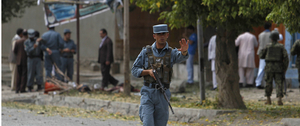 Un policía afgano impide el acceso a la zona diplomática de Kabul en la que se ha producido un atentado suicida.