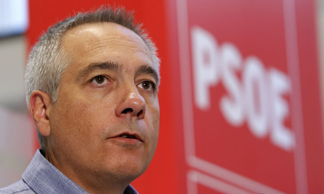 Pere Navarro durante las declaraciones que realizó a la prensa en un receso de la reunión del Comité Federal del PSOE