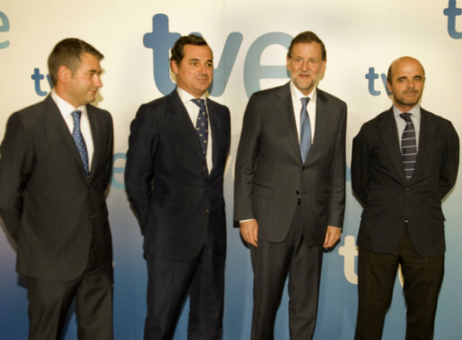 De izquierda a derecha, Julio Somoano, director de Informativos de TVE; Leopoldo González Echenique, presidente de RTVE; Mariano Rajoy, presidente del Gobierno e Ignacio Corrales, director de TVE