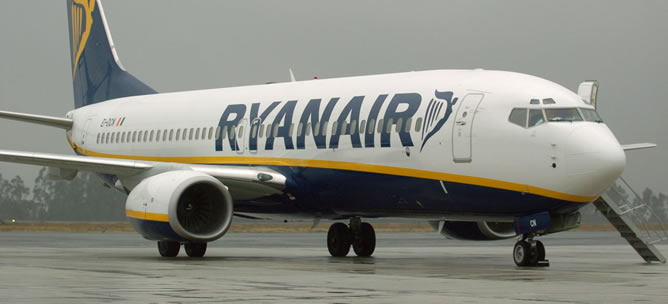 Un avión de Ryanair en el aeropuerto de Santiago de Compostela