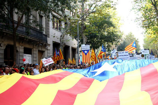 Los catalanes portan pancartas en las que se puede leer, por ejemplo, "Yes, we CAT"
