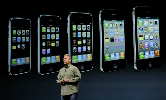 Phill Schiller, vicepresidente de márketing mundial de productos de Apple, habla durante la presentación