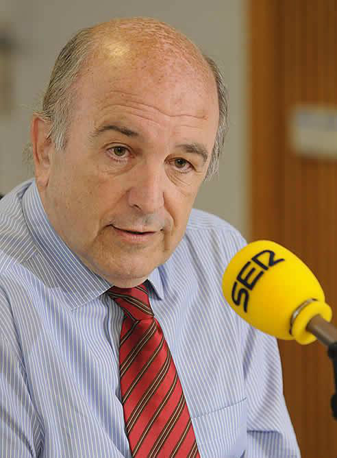 Joaquín Almunia, vicepresidente de la Comisión Europea, en los estudios de la SER