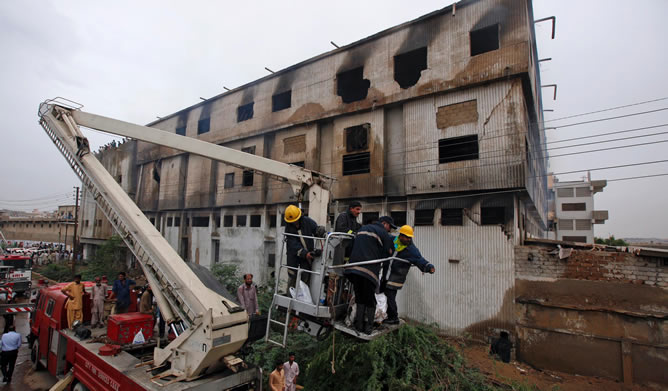 El desastre se declaró anoche en la sede de Ali Enterprise, un inmueble de cuatro pisos en el modesto barrio de Baldia Town en Karachi (Pakistán)