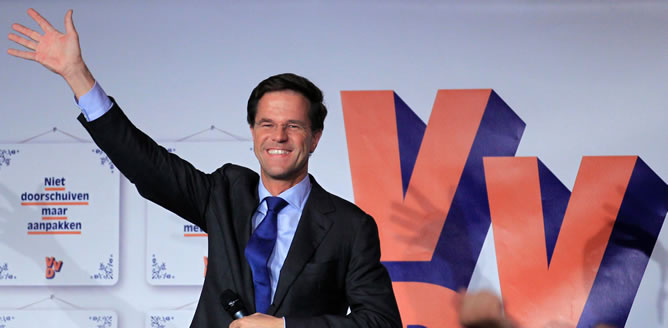 El primer ministro holandés y líder de los liberales, Mark Rutte, celebra la victoria de su partido en las elecciones