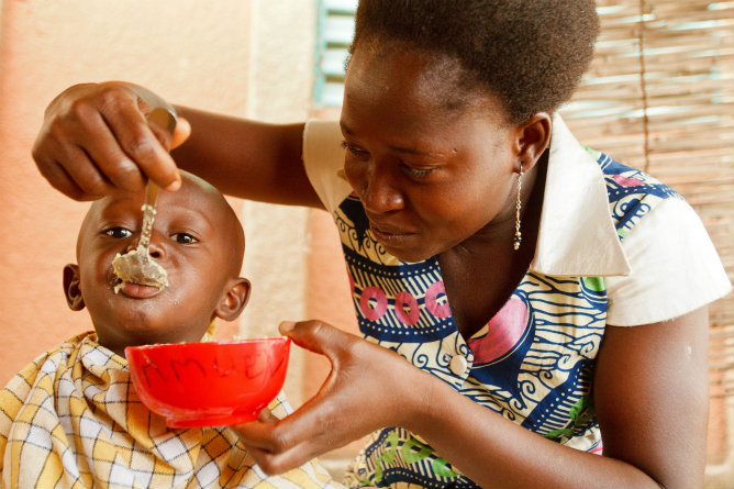 Una mujer alimenta a su hijo en Burkina Faso, el tercer país del mundo con mayor tasa de mortalidad infantil.