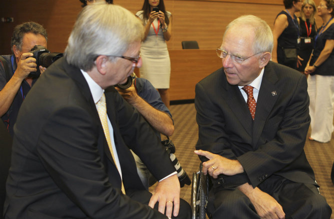 El presidente del Eurogrupo, Juncker, con el ministro alemán de Finanzas, Schäuble, en el Ecofin