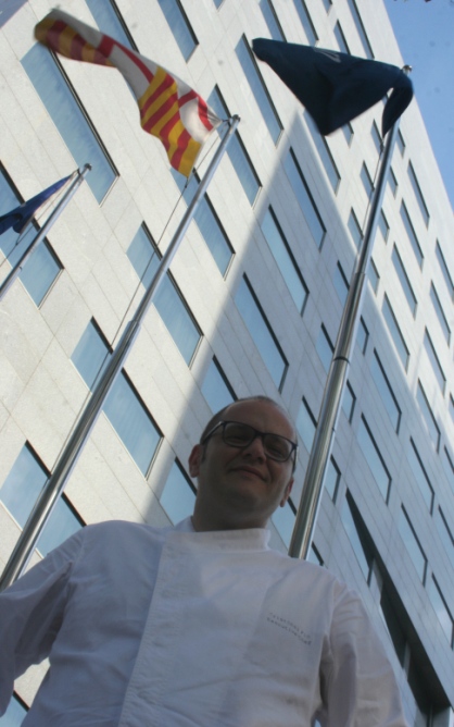 Cristóbal Pío, frente a la fachada del Hotel Hilton, en la avenida Diagonal de Barcelona.