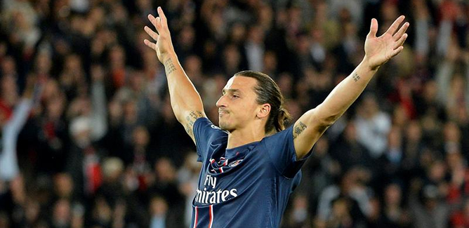 El delantero sueco del Paris Saint-Germain, Zlatan Ibrahimovic, celebra el gol conseguido ante el Dinamo Kiev