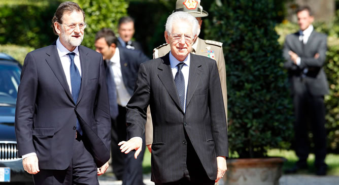 El presidente del Gobierno español, Mariano Rajoy, y el primer ministro italiano, Mario Monti, durante un encuentro bilateral en Roma