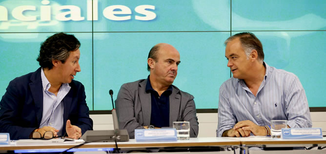 Los vicesecretarios del PP, Carlos Floriano, Esteban González Pons y el ministro de Economía, Luis de Guindos, durante la reunión