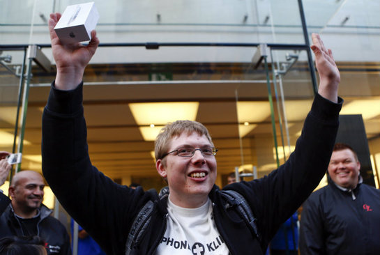 FOTOGALERIA: El primer comprador de iPhone 5 en Munich