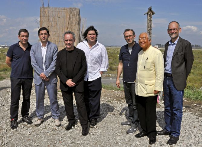 Los miembros del G9 de la cocina, entre ellos Ferran Adrià (3i) y Gastón Acurio (4i), el pasado viernes (21) durante una visita solidaria por varias zonas arrasadas por el tsunami de 2011, en el noreste de Japón.