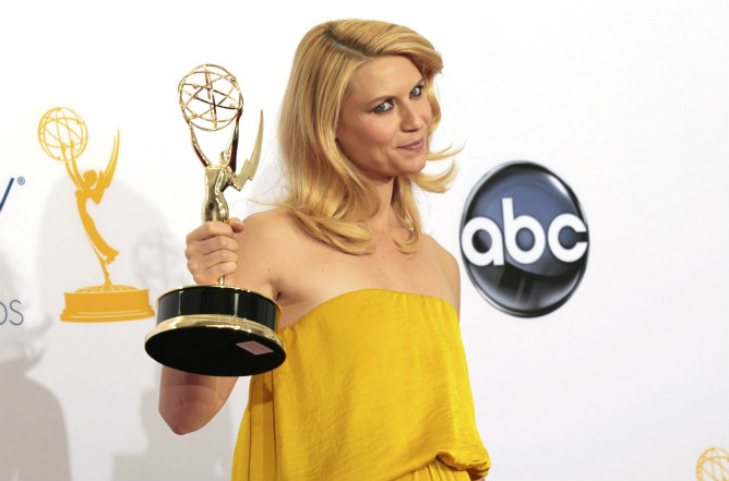 Claire Dane posa con su Emmy por 'Homeland', una de las series más premiadas de la noche