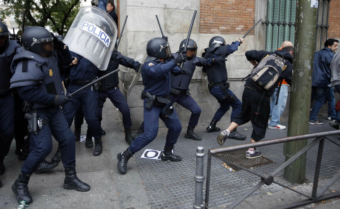 Los antidisturbios cargan contra los manifestantes en el centro de Madrid